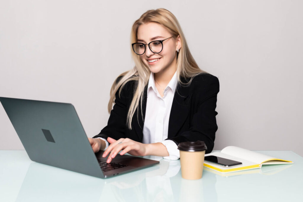 Frau bedient Laptop